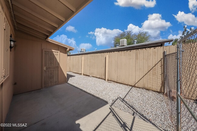 Building Photo - 3004 N Sparkman Blvd