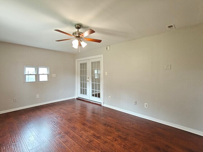 Building Photo - 60 Farmhouse Rd