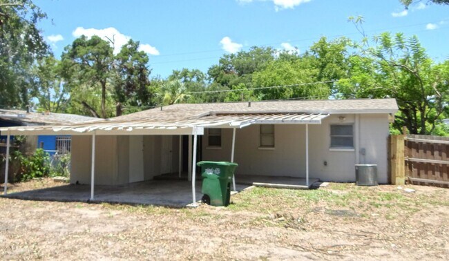 Building Photo - 3 Bedroom, 1 bath home - Just renovated