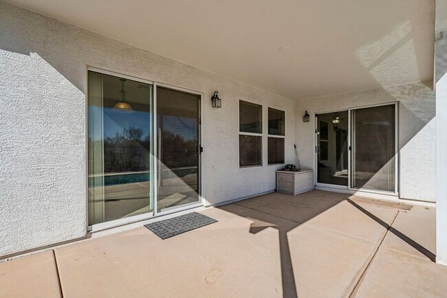 Building Photo - Your Private Oasis Awaits: Spacious 3-Bedr...