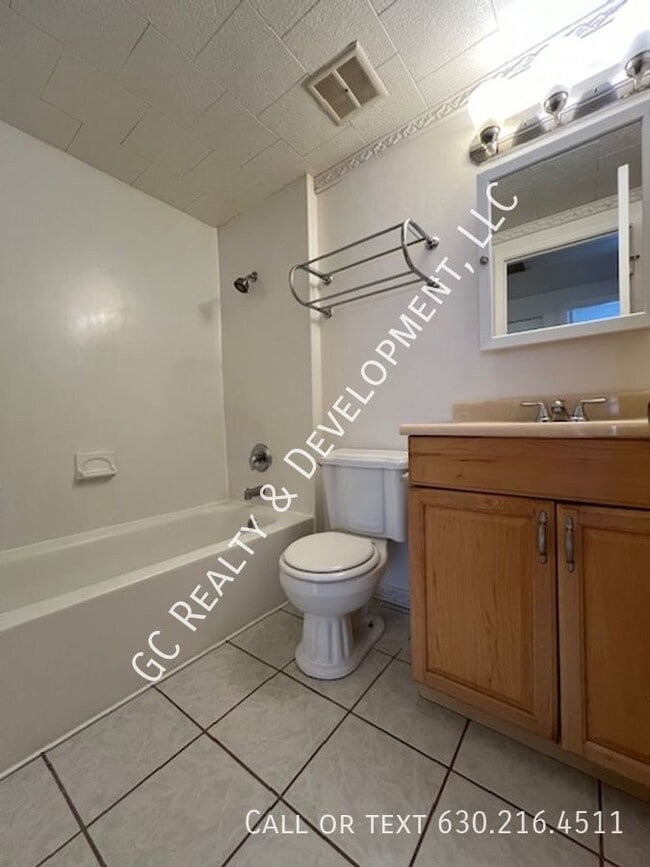 Building Photo - 1800 Jamestown Cir