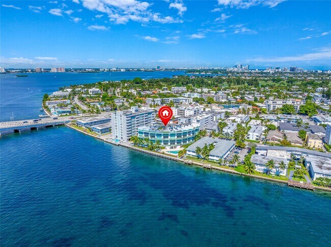 Building Photo - 2000 Bay Dr