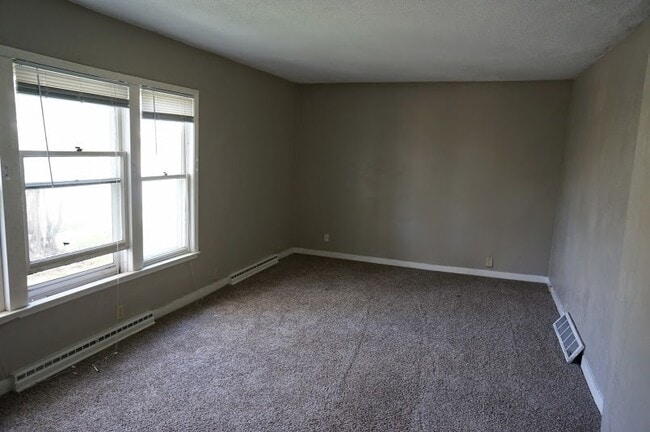 Building Photo - AVAILABLE JUNE 1ST 2026 - 4 bed, 2 bath home available!