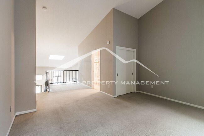 Building Photo - Incredible Loft with Parking and Great Location!