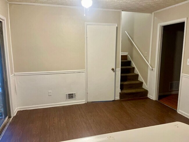 Building Photo - Tons of space and room to entertain!!