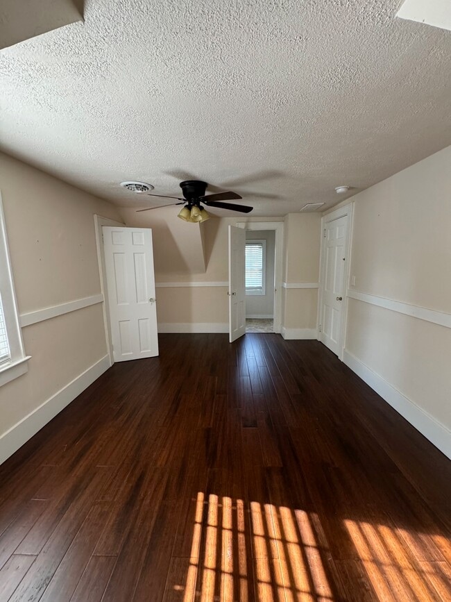 Building Photo - 129 Laurel Rd