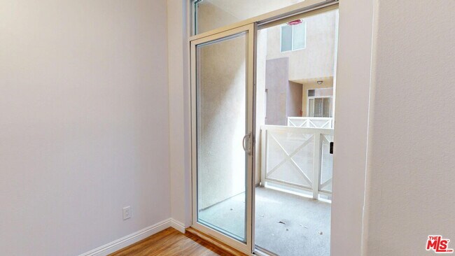 Building Photo - 11622 Oxnard St