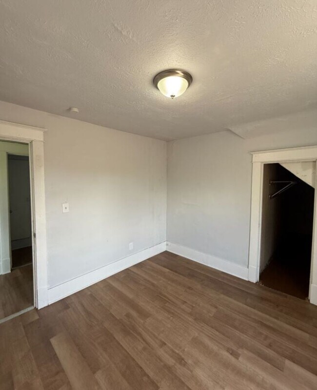 Building Photo - Section 8 Accepted! Spacious Newly Renovat...