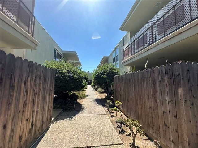 Building Photo - 9070 Huntington Dr