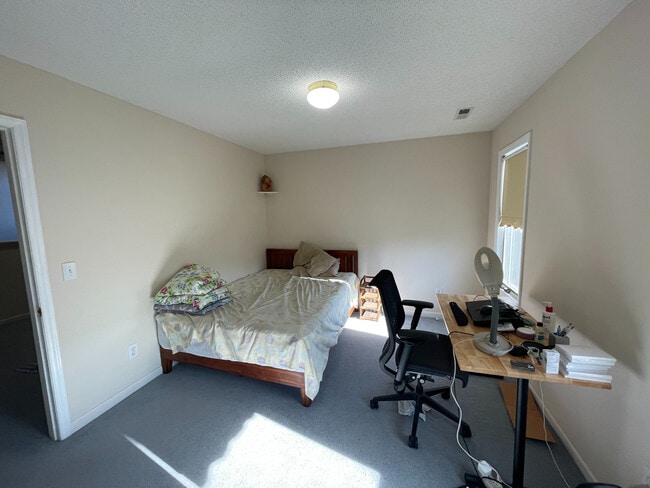 Building Photo - Room in House on Kingsway Dr
