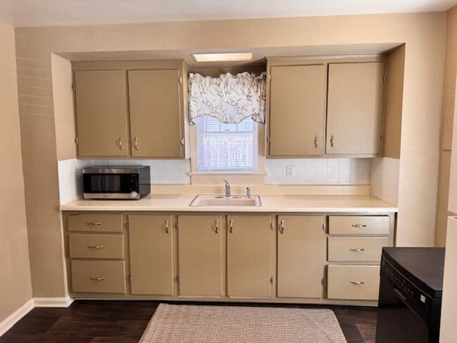 Building Photo - North End 2 Bedroom 1 Bathroom Cottage