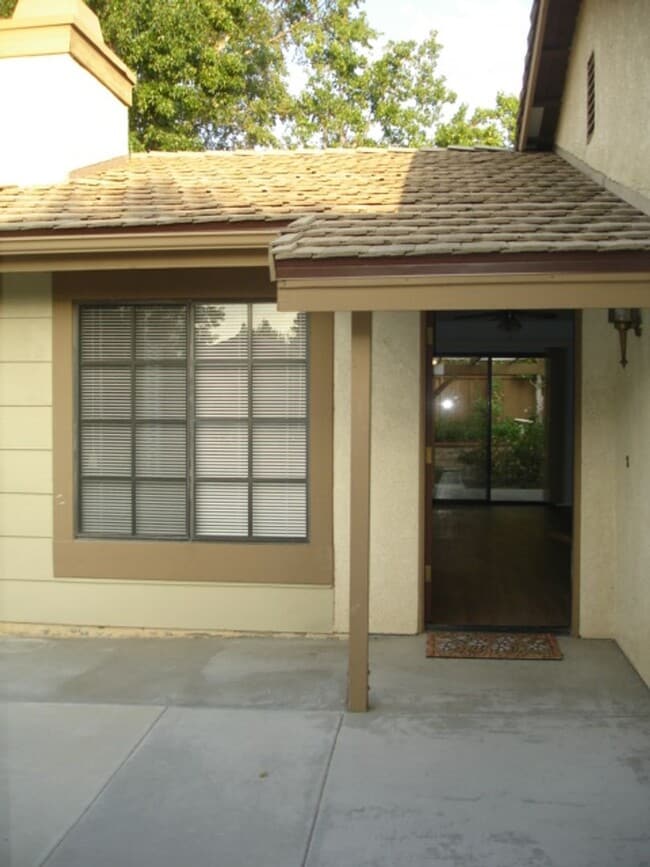 Building Photo - Charming 2-Bedroom Single-Story Home Near Paseos in Valencia!