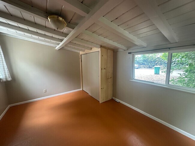Building Photo - 2 BR w/ Bonus Room/Office