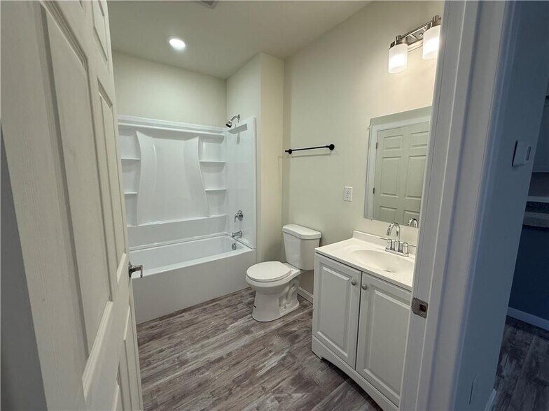 Building Photo - 327 Pine St