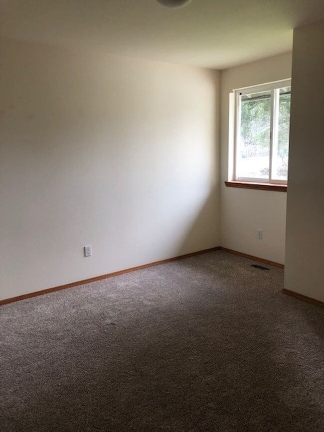 Building Photo - 3 bedroom 2 bath duplex in Lake Stevens!