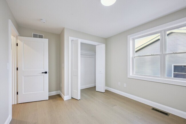 Building Photo - 120 Stowe St