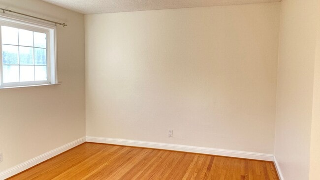 Building Photo - Gorgeous house - Huge Backyard with Bonus ...