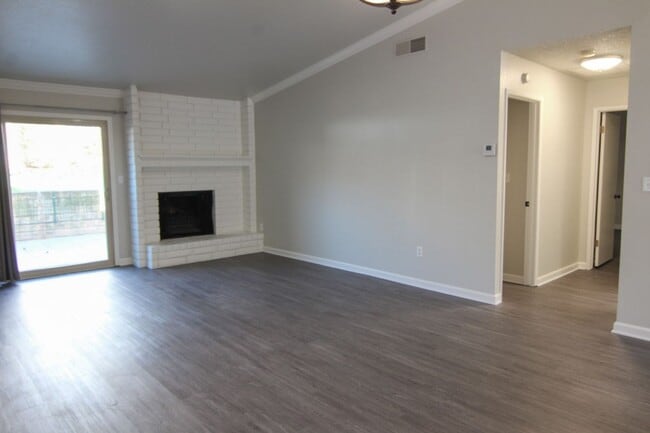 Building Photo - Remodeled Redding Condo!