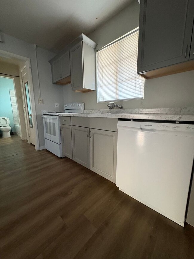 Building Photo - 39-43 W 880 N