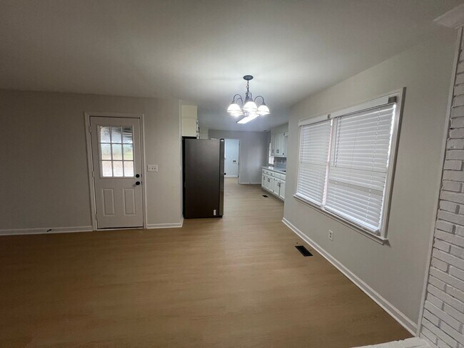 Building Photo - 3 Bedroom 2 Bathroom. Single Level Home.