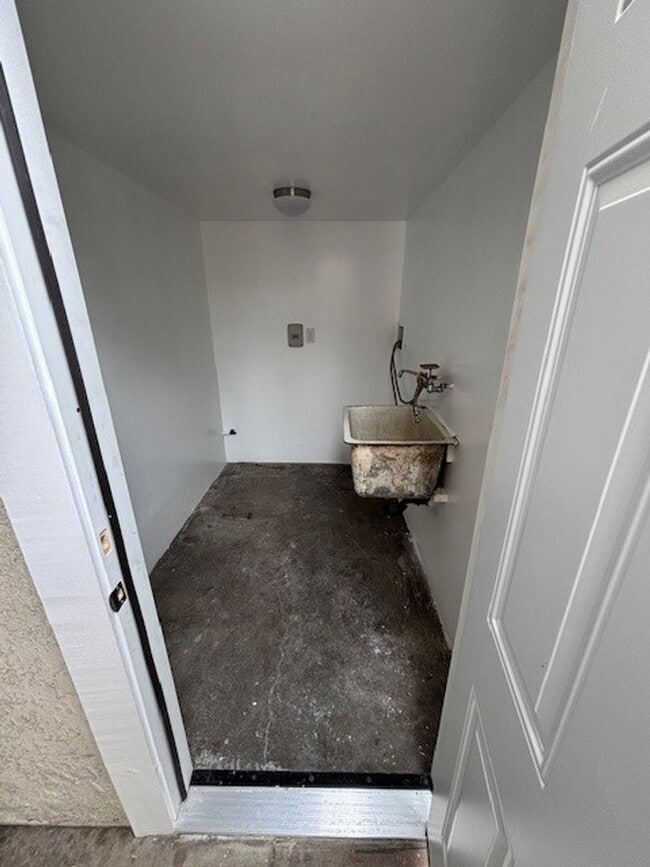 Building Photo - 3 Bedroom 1.5 Bath Back house