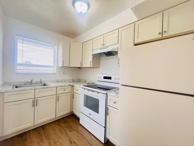 Building Photo - 1241 W River Dr