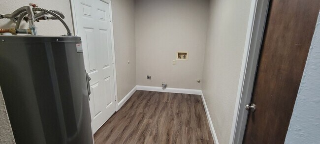 Building Photo - GREAT THREE BEDROOM 2 BATH HOME IN NORTH CLOVIS