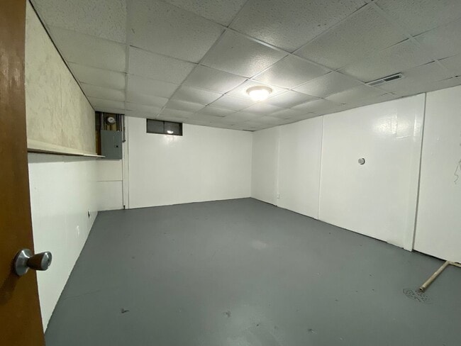 Building Photo - 4 Bedroom 2 Bathroom 2 Stall Detached Garage