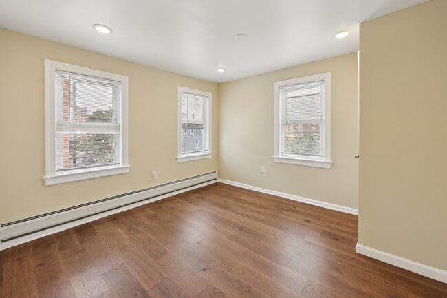 Building Photo - 325 7th St