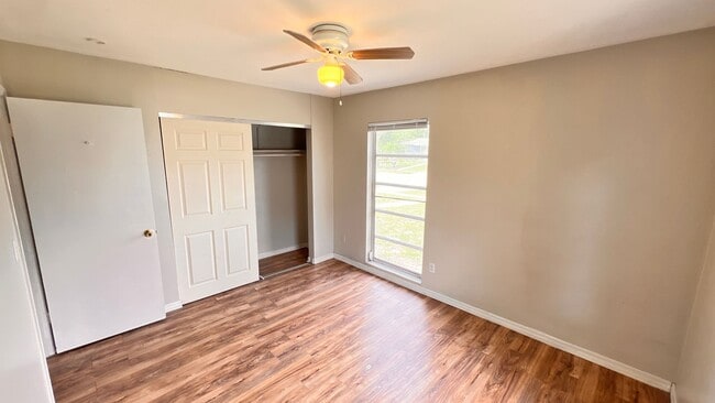 Building Photo - Lovely 2 Bedroom + Bonus Room, 1 Bathroom ...