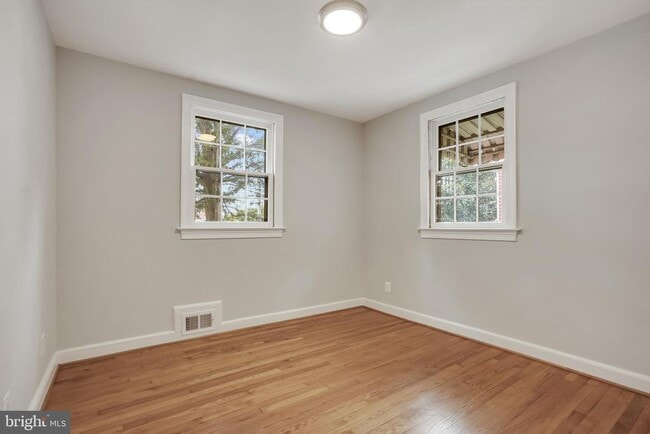 Building Photo - 1605 W Braddock Rd