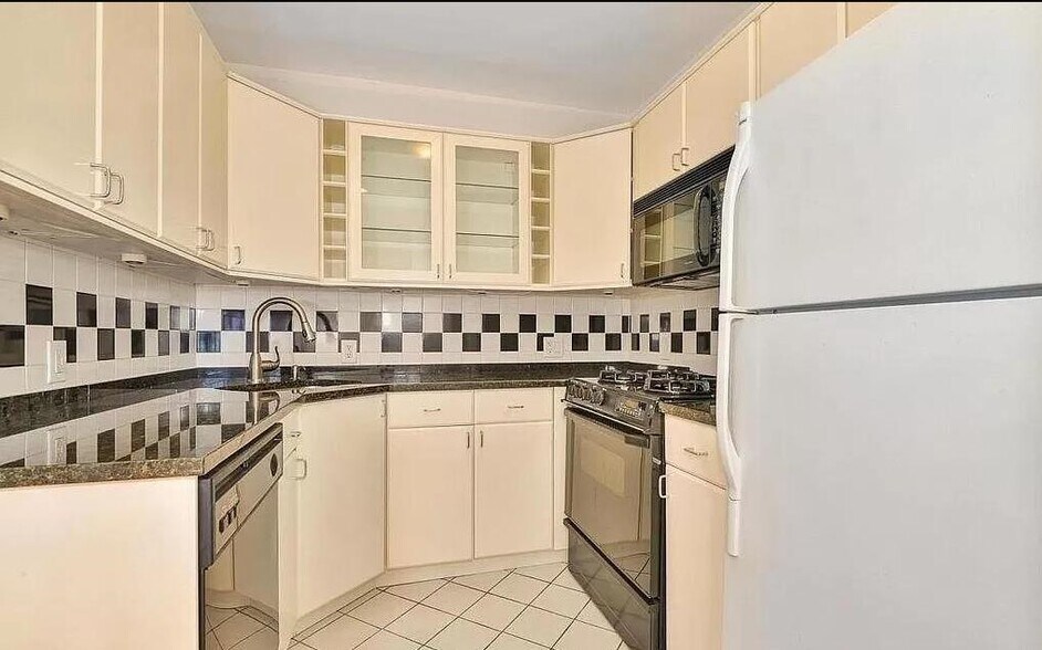 Building Photo - 80 Bloomfield St