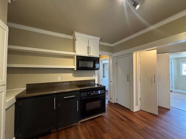 Building Photo - Very Nice 2 bedroom Point Defiance Cottage!