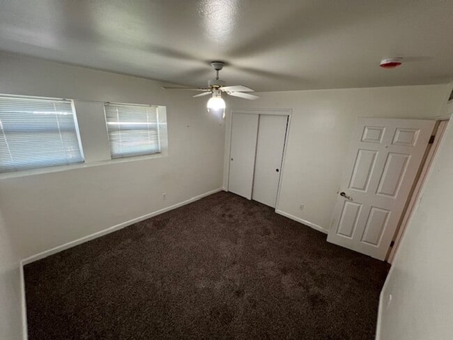 Building Photo - HOUSE