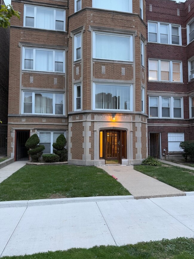 Building Photo - 8220 S Langley Ave