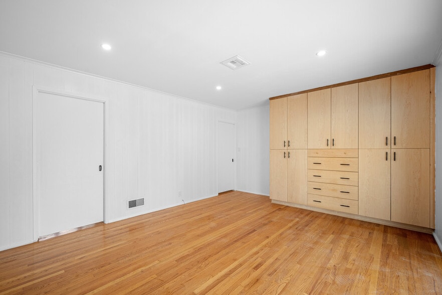 Building Photo - 685 Rim Rd