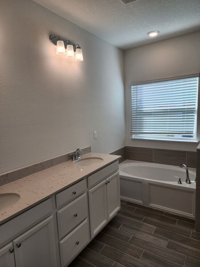 Building Photo - ****TWO WEEKS FREE**** Spacious 3BR Home in Quiet Jacksonville Neighborhood