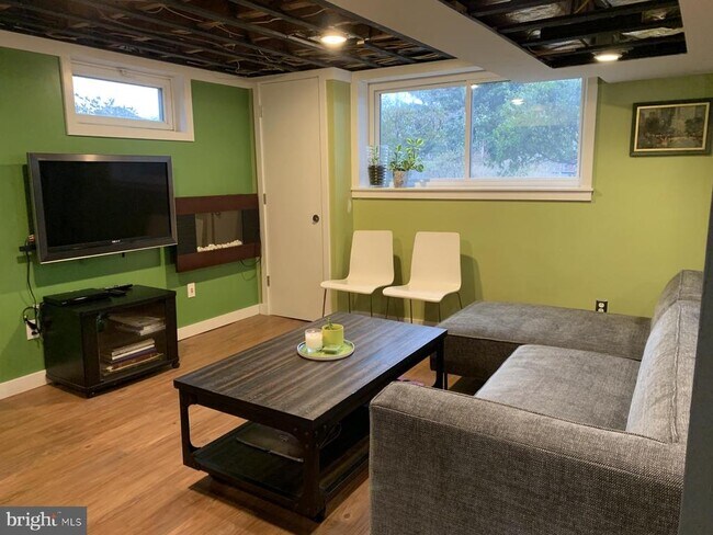 Building Photo - 4415 Fairfield Dr