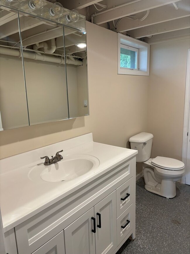 Building Photo - 3 Bedroom, 2.5 Bath Single Family Home w/2...