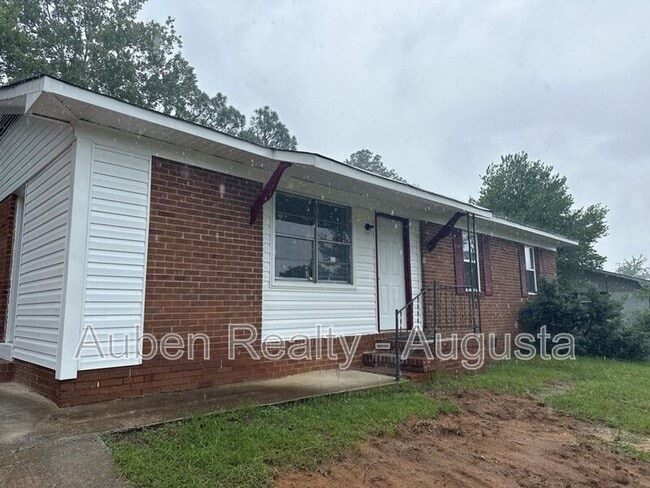 Building Photo - 2516 Kensington Dr E