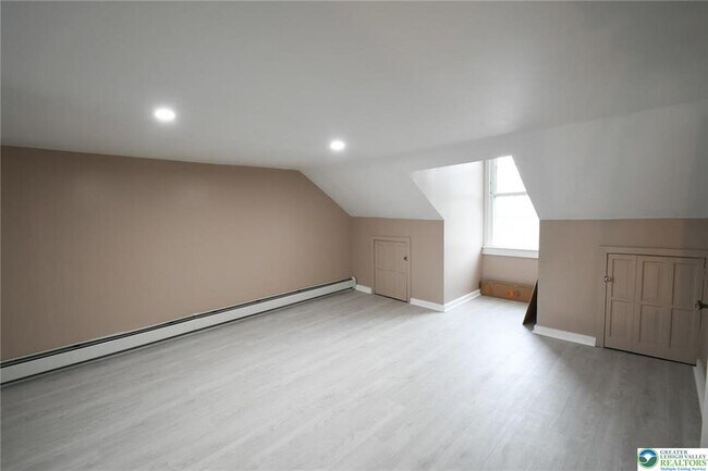 Building Photo - 459 Linden St