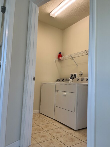 Building Photo - 250 Provence Pl