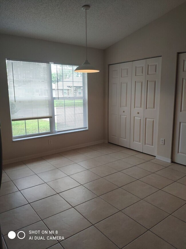 Building Photo - 4/2/2, with screen porch. Convenient locat...