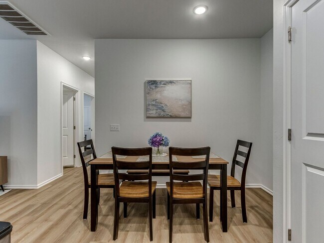 Building Photo - Cozy 3-Bed Retreat in Yukon - Fully Furnished & All Utilities Included