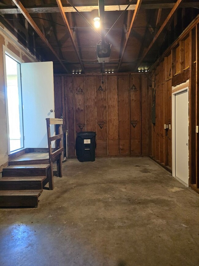 Building Photo - Newly renovated 3 bedroom rambler