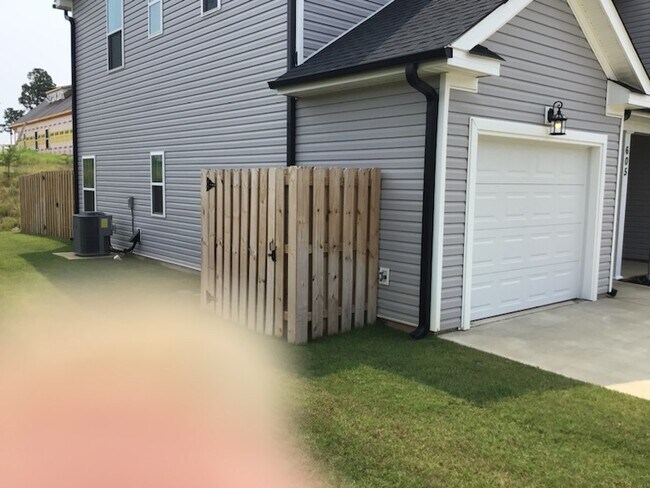 Building Photo - 605 Hampton Dr