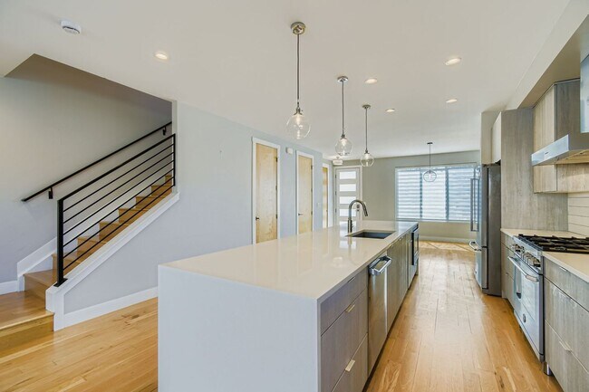 Building Photo - Beautiful, Modern 3 Bed/ 4 bath Home in Curtis Park! FIRST MONTHS RENT FREE!