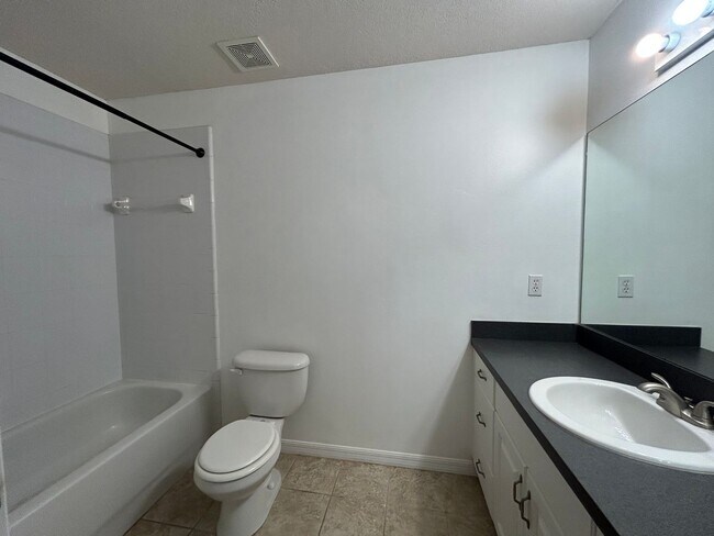 Building Photo - Charming 3/2.5 Condo in SW!