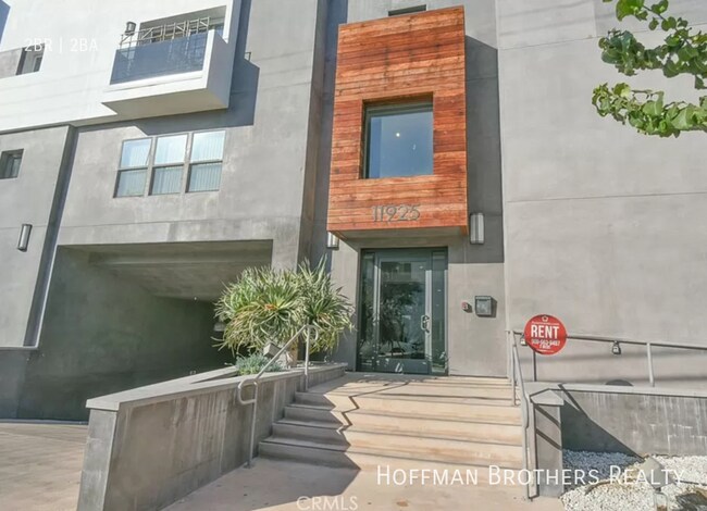 Building Photo - 11925 Kling St