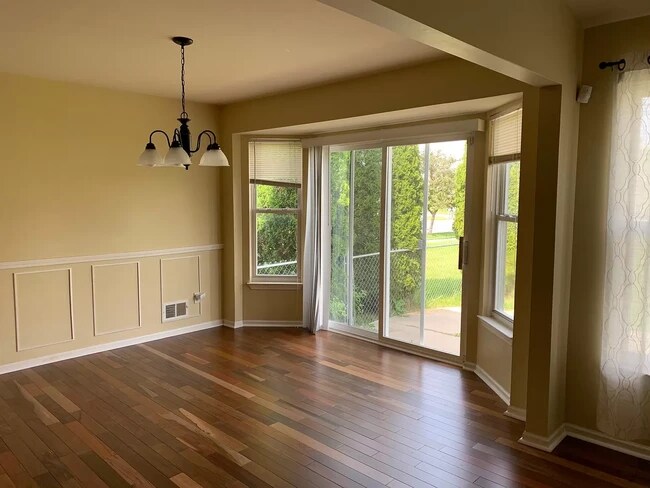 Building Photo - 6561 Robin Ct